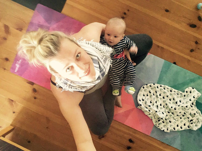 Diana Schlesier ist Yogamama,  Yogalehrerin  und Gründerin von Makai Yoga. Auf dem Mama Yoga Blog MOMazing schreibt sie darüber, wie sie nach der Geburt und als Mama wieder zur Selbstliebe gefunden hat.