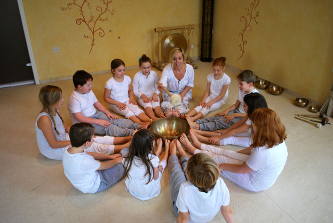 Tina Buch schreibt über Klangyoga für Kinder auf dem Mama Yoga Blog MOMazing.