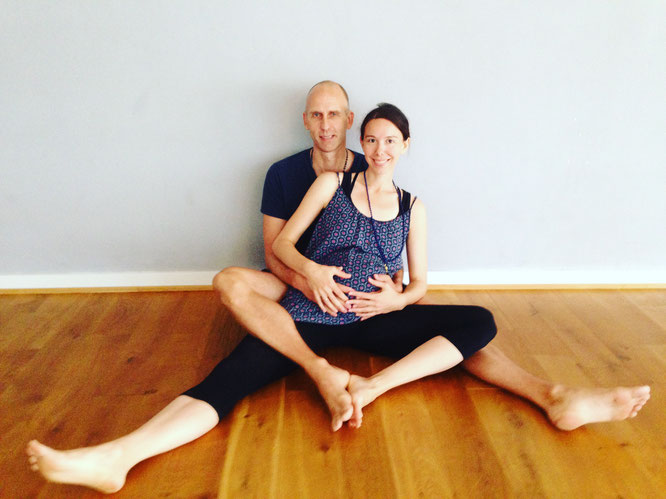 Große Yoga-Liebe: Eric Bennewitz und Eva Sasse werden bald Eltern! Im Interview mit dem Yoga Mama Blog MOMazing.