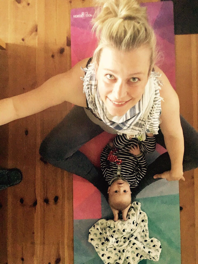 Diana Schlesier ist Yogamama,  Yogalehrerin  und Gründerin von Makai Yoga. Auf dem Mama Yoga Blog MOMazing schreibt sie darüber, wie sie nach der Geburt und als Mama wieder zur Selbstliebe gefunden hat.