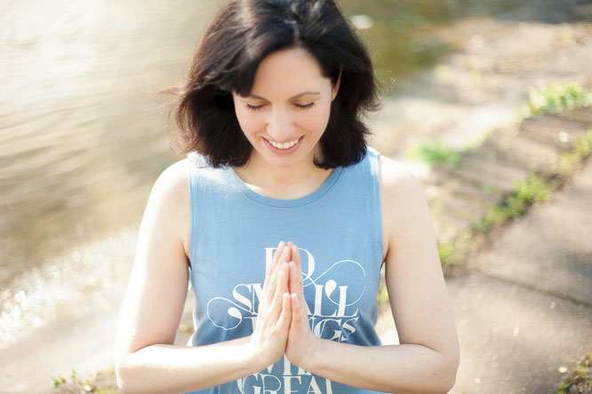 Mama, Bloggerin und Yogalehrerin Kathrin Mechkat von MOMazing – Das Mama Yoga Love Mag