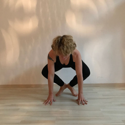 Kundalini Yoga Morgenroutine von Lisa Stopik gegen Müdigkeit und Schlafmangel auf dem Mama Yoga Blog MOMazing.