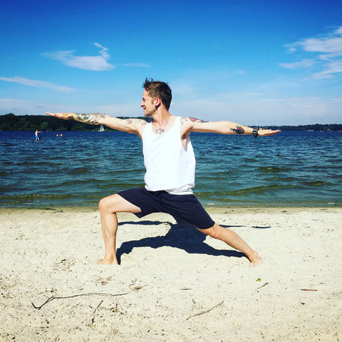 Yoga-Papa und Blogger Thomas Meinhof von Yogadude erzählt auf dem Yoga Mama Blog MOMazing, warum Yoga die beste Vorbereitung für die Rolle als Vater ist.