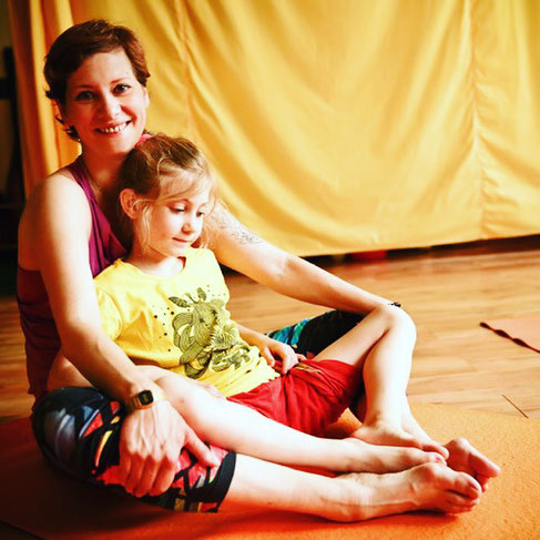 Kinderyoga-Lehrerin Andrea Helten mit ihrer Tochter schreibt auf dem Mama Yoga Blog MOMazing über ihren Weg.