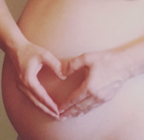 Erfahre auf dem Yoga Blog MOMazing alles über die Schwangerschaftsmassage deines Babybauchs.