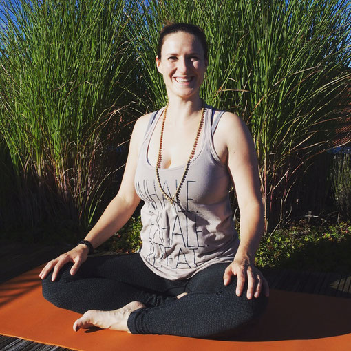 Yogalehrerin und Beckenboden-Expertin Sarah Ege gibt auf dem Yoga Mama Blog MOMazing Tipps für die Rückbildung. 