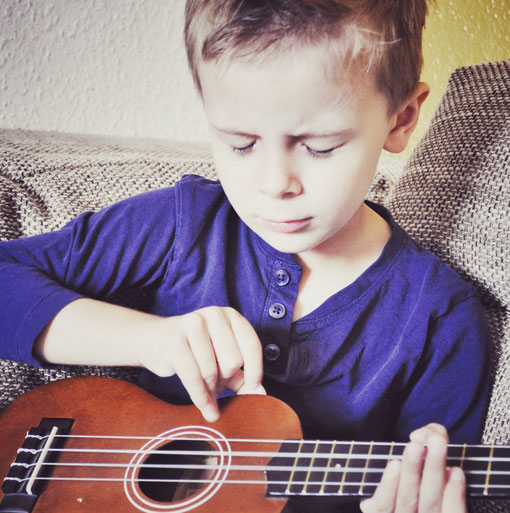 Der kleine Santiago beim Musizieren Musik und Mantren können die gesamte Familie inspirieren.