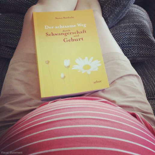 Yoga-Mama Conny Zofka liest: Der achtsame Weg durch Schwangerschaft und Geburt. Mama Yoga Blog MOMazing. 