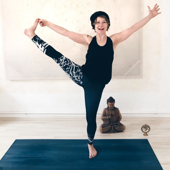Kundalini Yoga Morgenroutine von Lisa Stopik gegen Müdigkeit und Schlafmangel auf dem Mama Yoga Blog MOMazing.