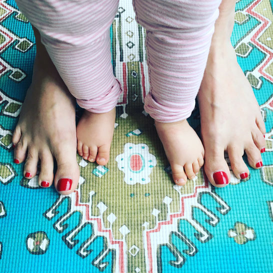 Vier Füße für ein Om: Yoga mit Kleinkind. Erfahrungen und Tipps von Kathrin vom Mama Yoga Blog MOMazing.