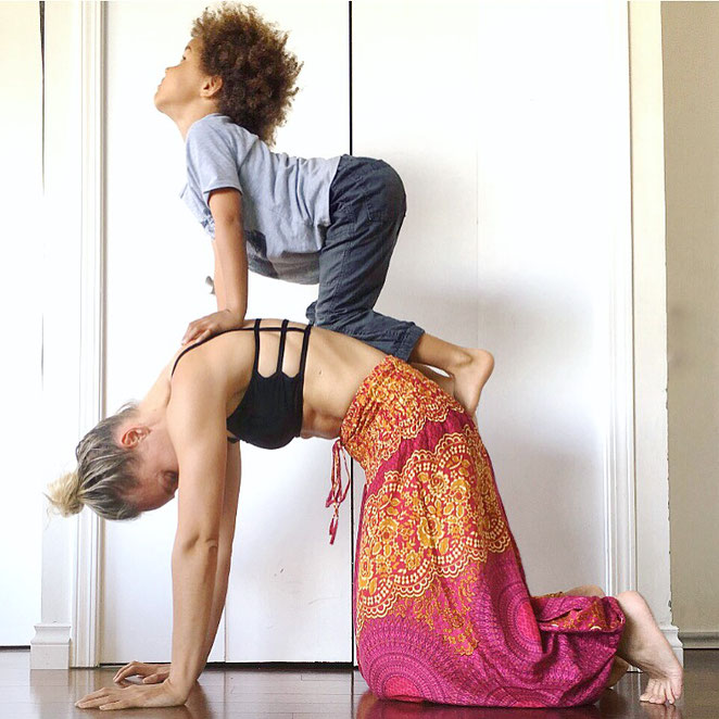 Yoga-Mama Josephine Jacob übes Mamasein, ihre deutschen Wurzeln und Yoga mit Kindern auf dem Yoga Mama Blog MOMazing.