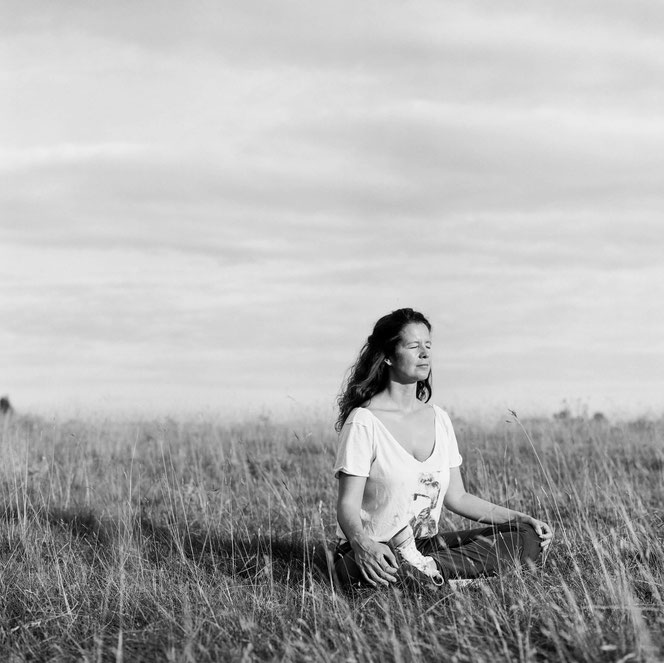 Yoga- und Meditationslehrerin Maria Toth lädt auf dem Mama Yoga Blog MOMazing dazu ein, Meditation schon vor der Schwangerschaft zu praktizieren.