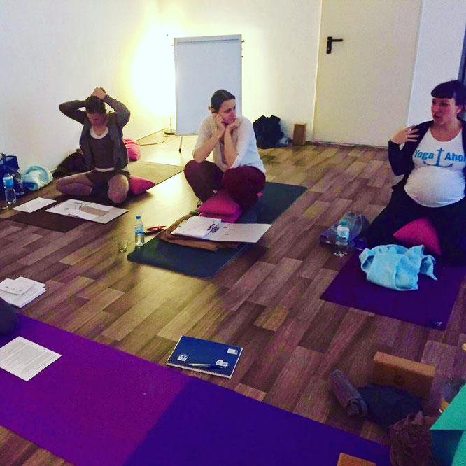 Saskia Schmitz gibt Tipps für die Yogalehrer Ausbildung nach der Schwangerschaft in der Elternzeit. Yoga Mama Blog MOMazing.