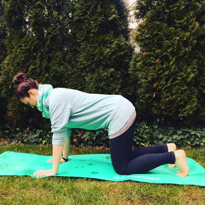Sarah Ege zeigt auf dem Yoga Mama Blog MOMazing Yoga Übungen für den Beckenboden in der Schwangerschaft. Beckenbodenglück MOMazing.