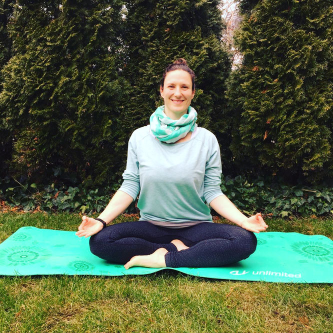 Sarah Ege erklärt auf dem Yoga Mama Blog MOMazing, wie du den Beckenboden auf die Geburt vorbereitest. Beckenbodenglück MOMazing.
