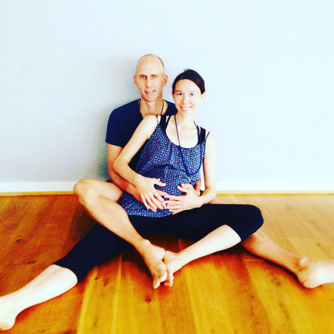 Eric Bennewitz und Eva Sasse von Peace Out Yoga. Yin Yoga in der Schwangerschaft auf dem Mama Yoga Blog MOMazing.