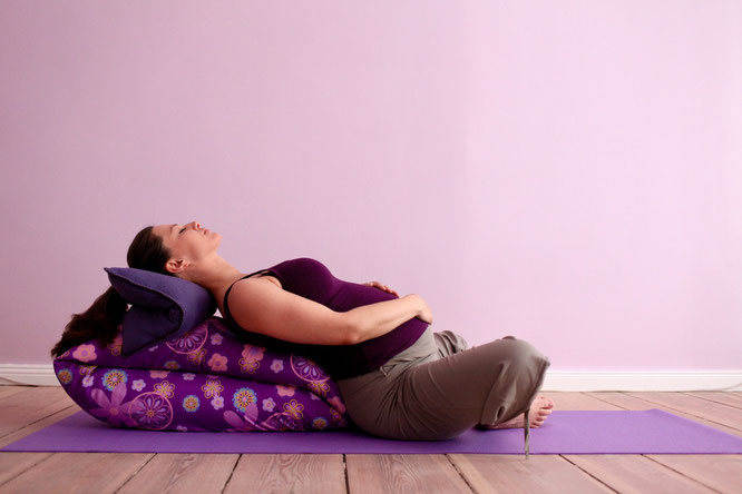 Sarah Müggenburg empfiehlt Entspannung und Yoga während der Schwangerschaft. Über Prenatalyoga und Schwangerschaftsyoga auf dem Mama Yoga Blog MOMazing.
