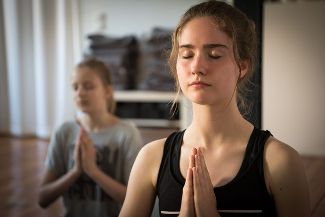 Yoga für Teenagers auf dem Mama Yoga Blog MOMazing: Yogalehrerin Jacqueline Draheim-Frank schreibt über Teenie Yoga.