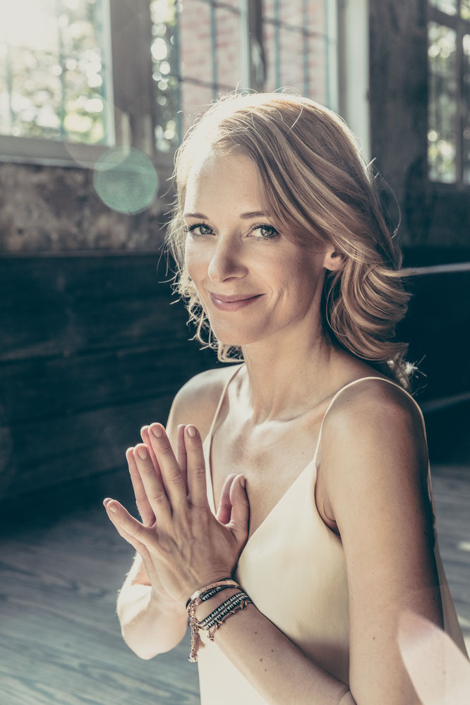 Yoga Mama Annika Isterling im Interview mit dem Mama Yoga Blog MOMazing: über ihr neues Buch "Ankommen" - Yoga zu Hause, Home-Practice, Meditation, Entspannung, Core
