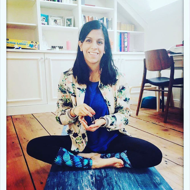 Zahra Lindenblatt erklärt auf dem Yoga Mama Blog MOMazing wie du Mula Bandha für deinen Beckenboden nutzt. #beckenbodenglück