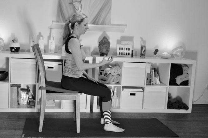 Henrike Albers zeigt auf dem Mama Yoga Blog MOMazing Yoga Übungen für den Beckenboden.