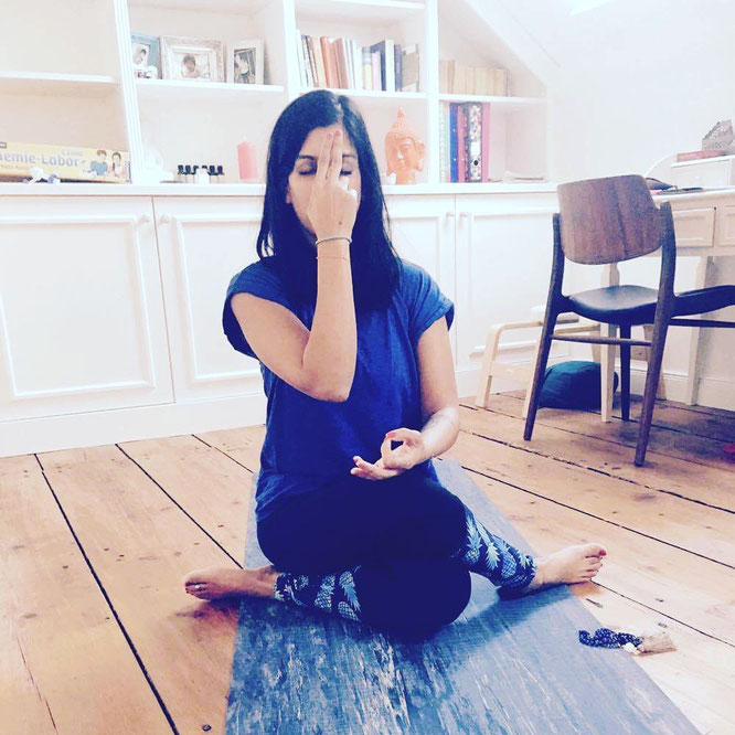 Zahra Lindenblatt erklärt auf dem Yoga Mama Blog MOMazing wie du Mula Bandha für deinen Beckenboden nutzt. #beckenbodenglück