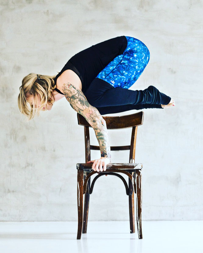 Yogalehrerin Jelena Liebermann liebt die Herausforderung. Hier in der Krähe. Im Interview mit dem Mama Yoga Blog MOMazing.