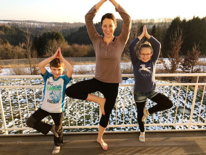  Yoga-Mama und Buch-Autorin Lisa Becker mit ihren kleinen Co-Yogis auf dem Mama Yoga Blog MOMazing.