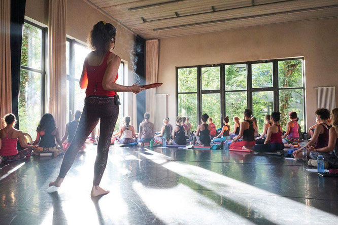 Erfahrungsbericht von Sigi Heidi Hohner zum Ana Forrest Teacher Training in Berlin. Mama Yoga Blog MOMazing.