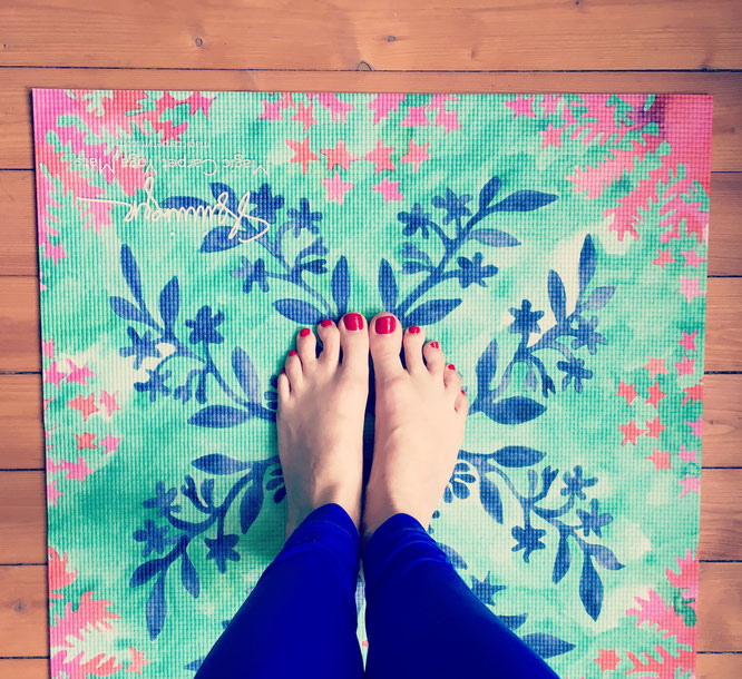 Die bunte Magic Carpet Yoga Mattte ist mein Favorit. Erfahre mehr über meine Yoga-Mama Bucket List.