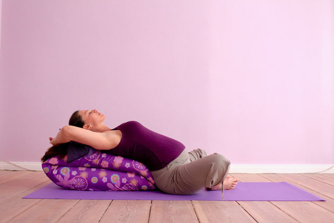 Sarah Müggenburg empfiehlt Entspannung und Yoga während der Schwangerschaft. Über Prenatalyoga und Schwangerschaftsyoga auf dem Mama Yoga Blog MOMazing.