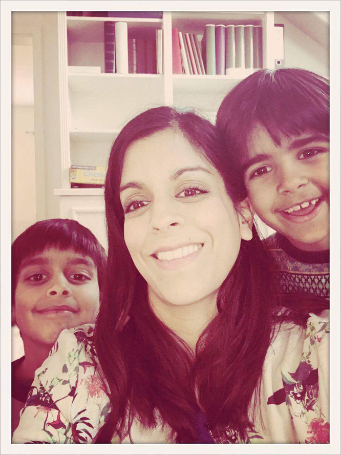 MOMazing-Autorin Zahra Lindenblatt mit ihren Söhnen. Sie erklärt auf dem Yoga Mama Blog MOMazing wie du Mula Bandha für deinen Beckenboden nutzt. #beckenbodenglück