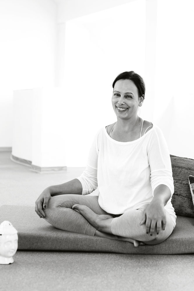 Sunita Ehlers beschreibt auf dem Mama Yoga Blog MOMazing, wie du mit Räuchern schlechte Stimmungen vertreiben kannst.