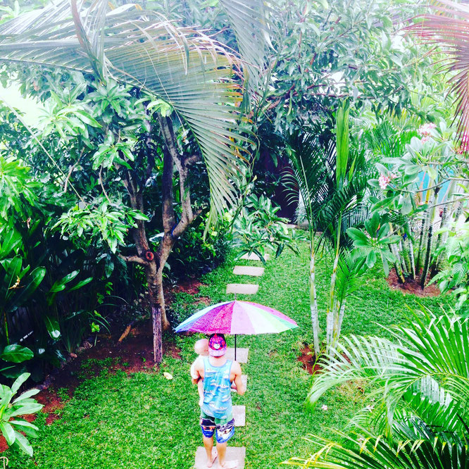 Regenzeit auf Bali. Elternzeit mit Baby auf Reisen in Bali. Yoga Mama Blog MOMazing.
