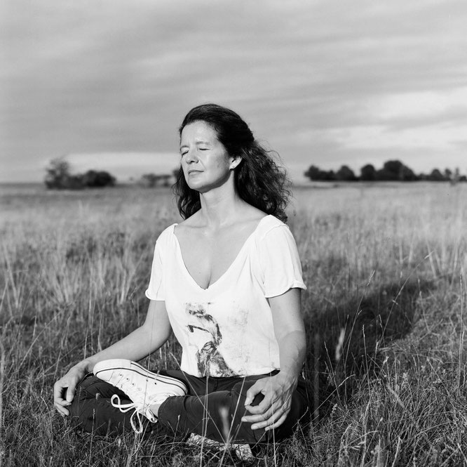 Yoga- und Meditationslehrerin Maria Toth auf dem Mama Yoga Blog MOMazing: In der Schwangerschafts-Meditation Liebe und Kraft wahrnehmen.