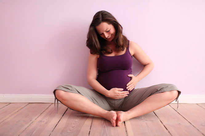 Sarah Müggenburg entspannt während ihrer Schwangerschaft. Über Prenatalyoga und Schwangerschaftsyoga Pränatal Prenatal auf dem Mama Yoga Blog MOMazing.