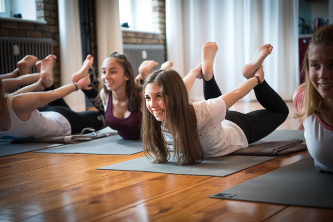 Yoga für Teenagers auf dem Mama Yoga Blog MOMazing: Yogalehrerin Jacqueline Draheim-Frank schreibt über Teenie Yoga.