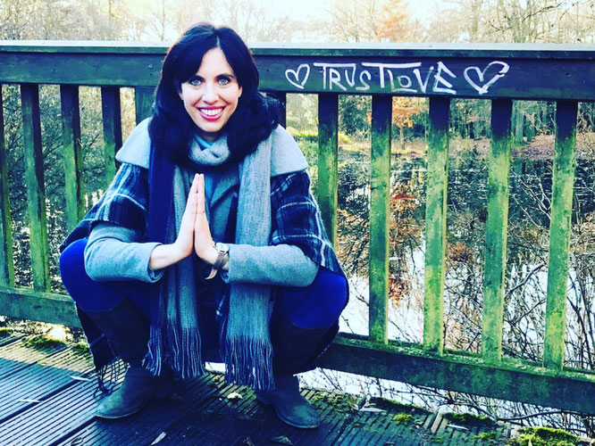 Kathrin Mechkat vom Yoga Mama Blog MOMazing erklärt, wie du dein Muladhara Chakra mit Yoga Übungen ausgleichst und den Beckenboden entlastest. #beckenbodenglück