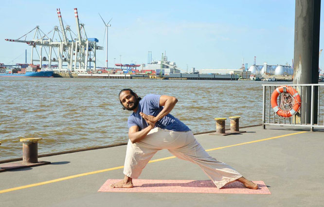 Papa und Yogalehrer Arun Thankaraj im Interview mit dem Mama Yoga Blog MOMazing.