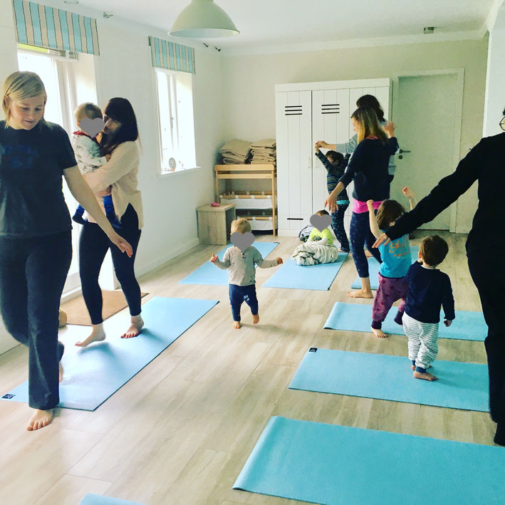 Mama-Auszeit Hoftel Föhr Nordsee Yoga mit Baby und Kleinkind. Das Ferien Retreat von Makai-Yoga und dem Mama Yoga Blog MOMazing.