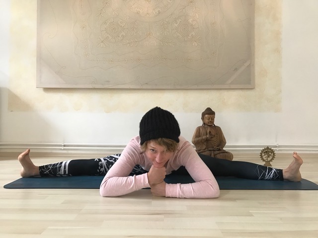 Yoga und beruhigende Asanas und Pranayama für den Abend von Lisa Stopik auf dem Mama Yoga Blog MOMazing.