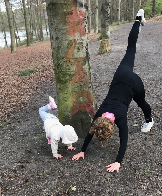Yogalehrerin und Heilpraktikerin Lisa Stopik erklärt auf dem Mama Yoga Blog MOMazing, worauf du beim Postnatal Yoga und Rückbildung achten musst.